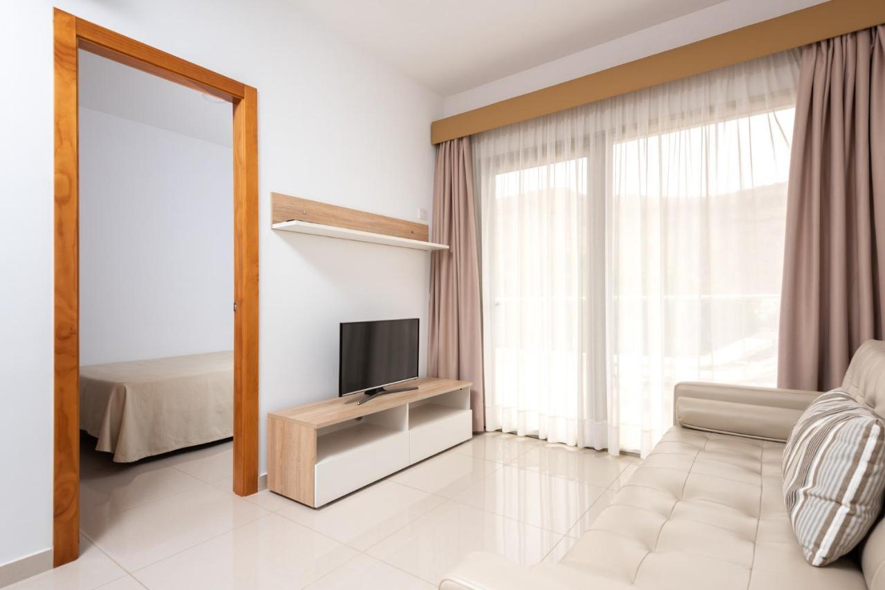 Apartamentos Las Palmeras ปวยร์โต เด มอแกน ภายนอก รูปภาพ